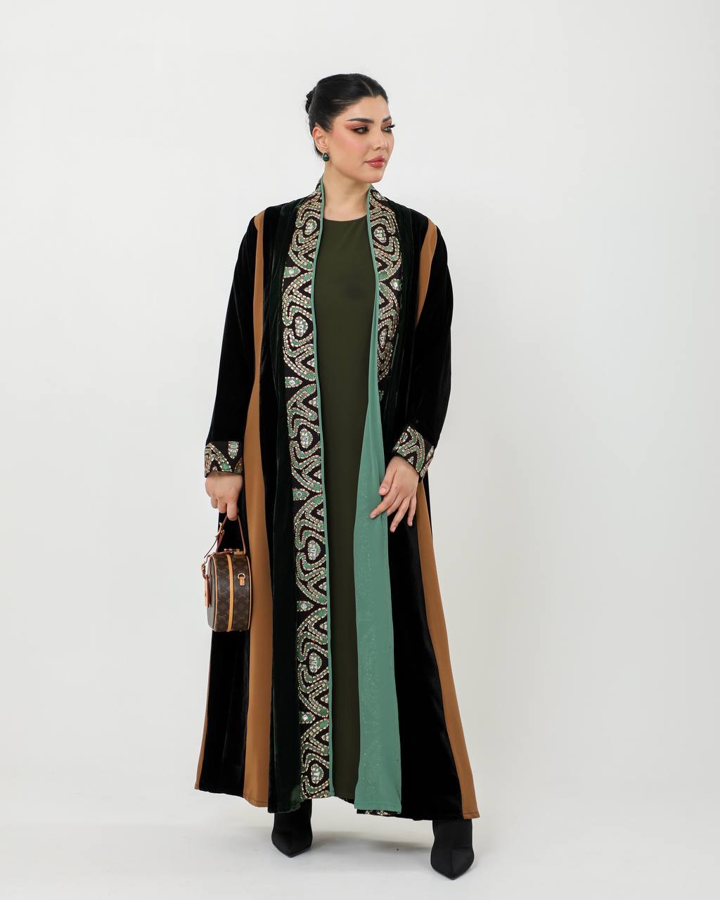 Abaya made of crepe and velvet fabric with embroidery. C:6728