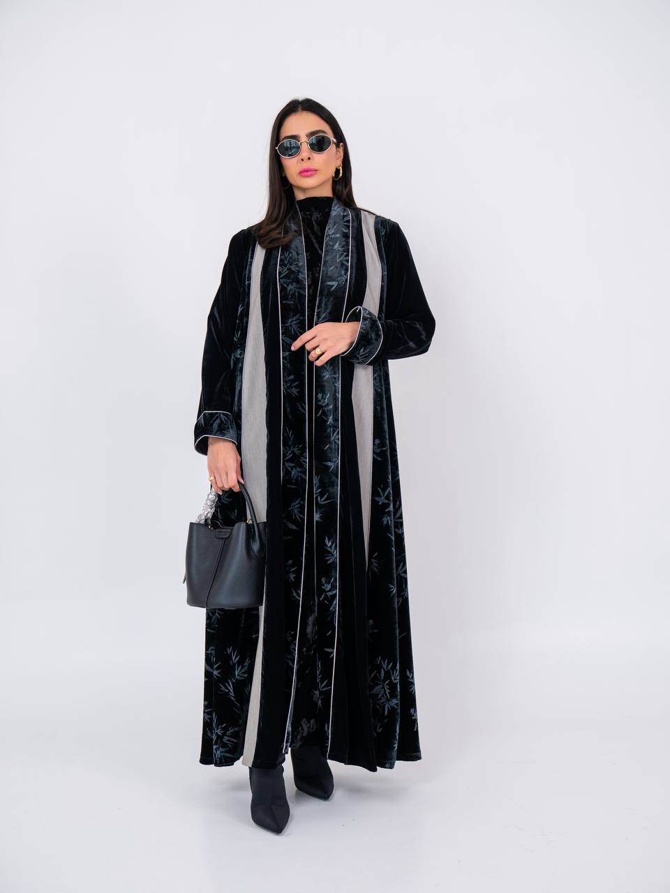 Velvet abaya with crepe, in black. C:6740