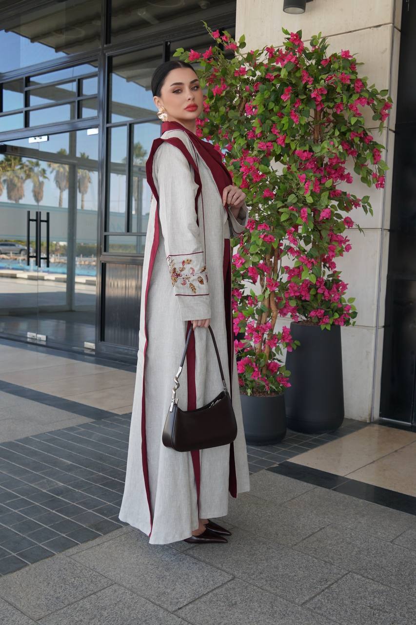 عباية بليزر من الكتان البيج بتفاصيل مطرزة يدويًا. C:6755