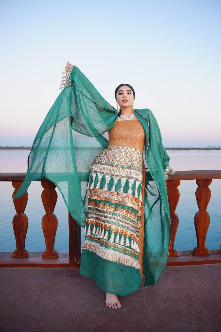Bisht with a dress made of green burlap fabric C:6611