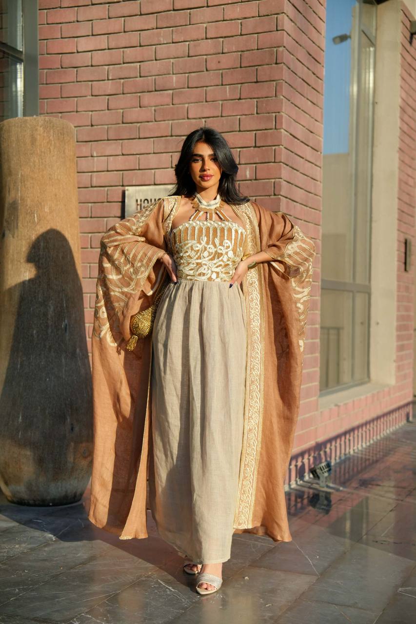 Bisht and dress made of linen burlap, in camel color with embroidery C:6601