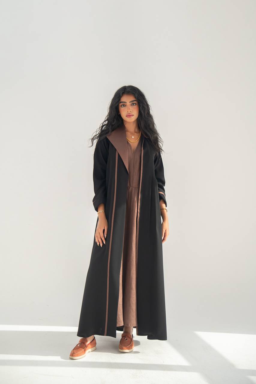 عباية بليزر من الكريب الأسود بتفاصيل بنية C:6636 كريب أسود