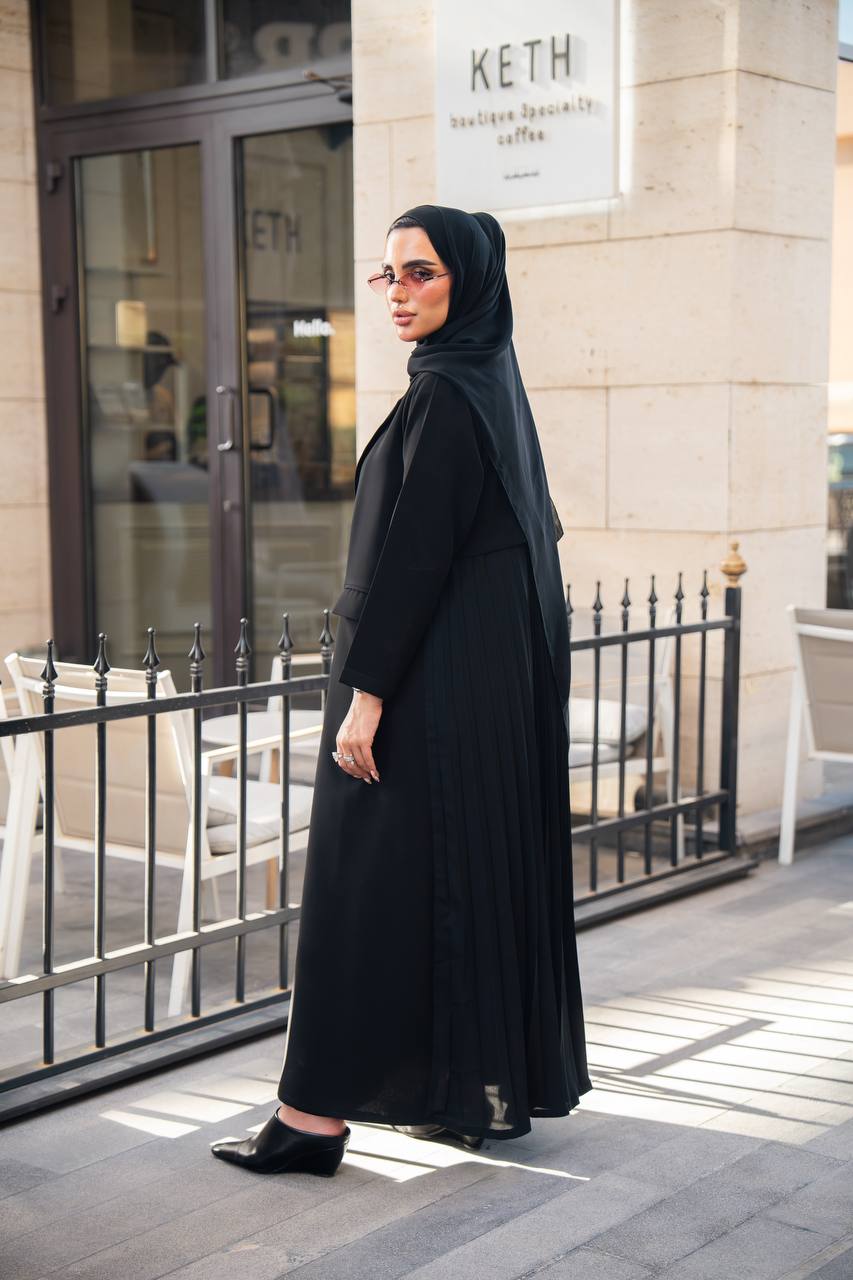عباية بليزر من الكريب الأسود مع غطاء كلوش مطوي C:6680