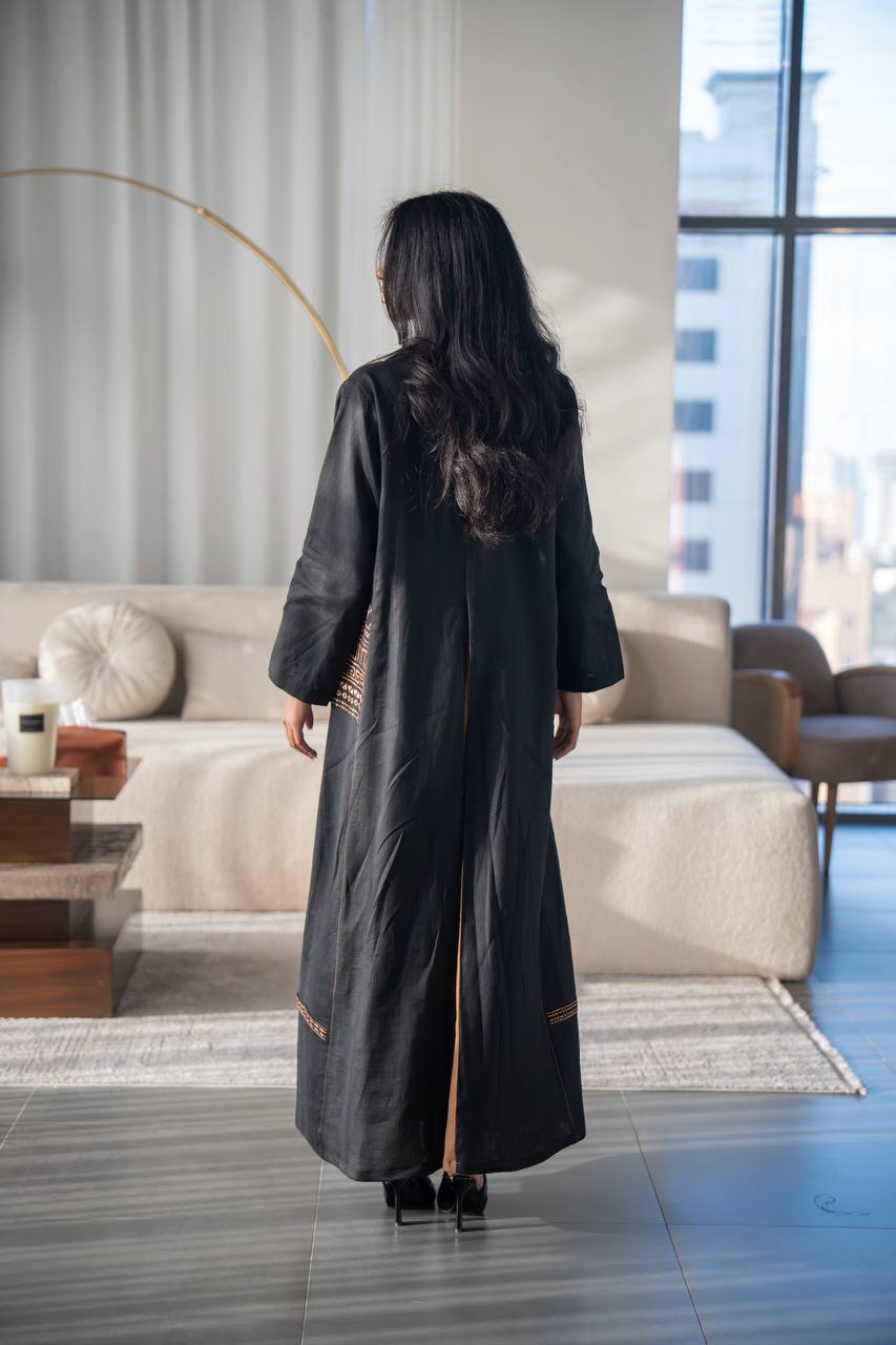 عباية بليزر من الكتان باللون الأسود، مزينة بتطريز. C:6687