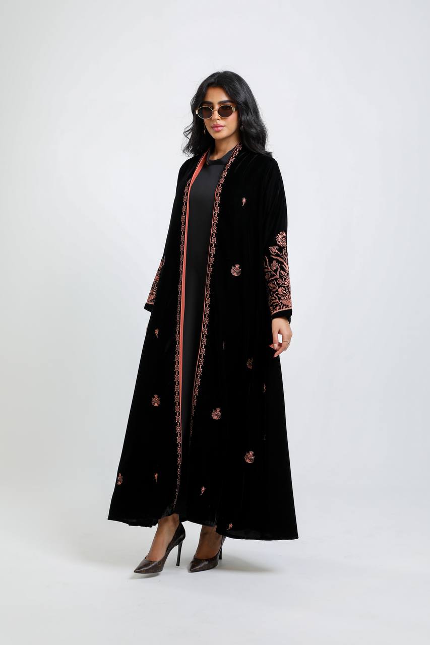 عباية مخملية سوداء مطرزة باللون البرتقالي. C:6721