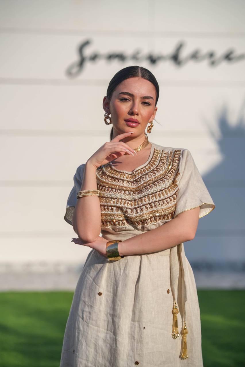 فستان بيشت مصنوع من الخيش والكتان، بلون بيج فاتح مع تطريز يدوي C:6618