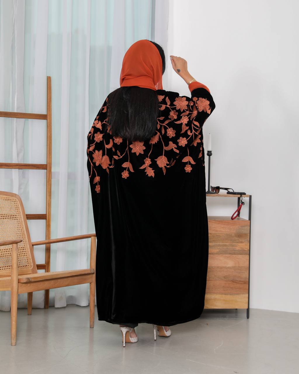 عباية بشت سوداء مطرزة باللون البرتقالي 6340 (مقاس حر) 