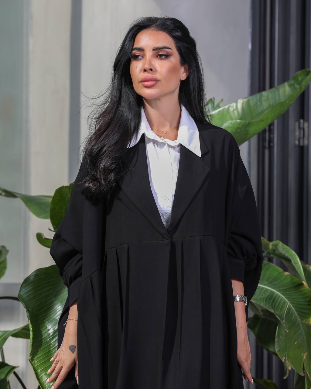 عباية من قماش الكريب بقصة واسعة، مقاس حر، مزينة بتجاعيد من الأسفل (مقاس حر).