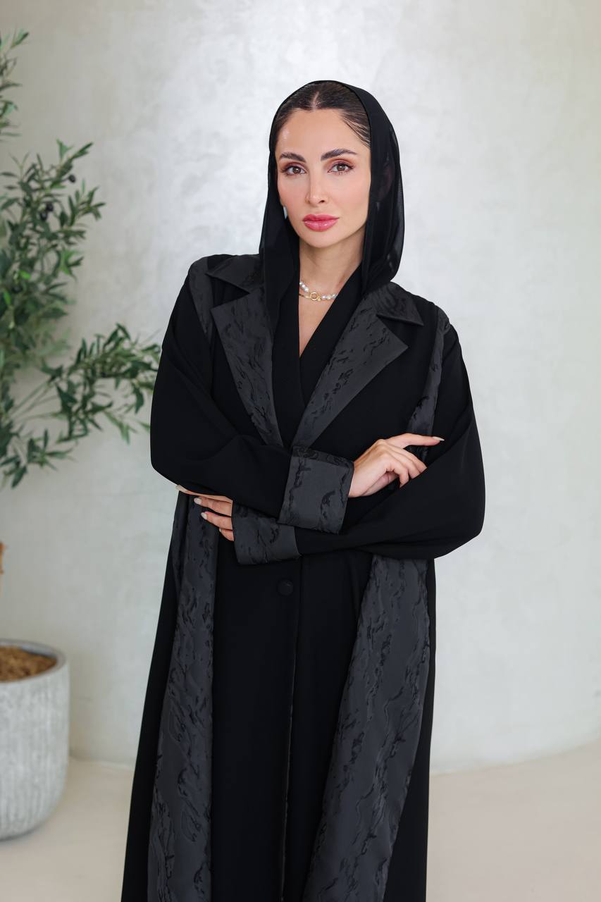 عباية سوداء من الكريب مع نقش الجاكار. C:6670