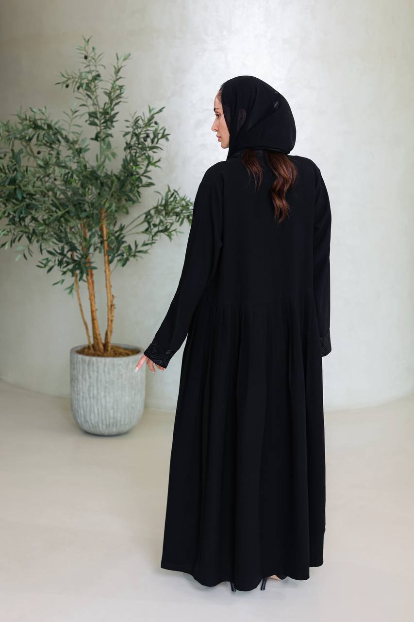 عباية سوداء من الكريب مطرزة C:6679