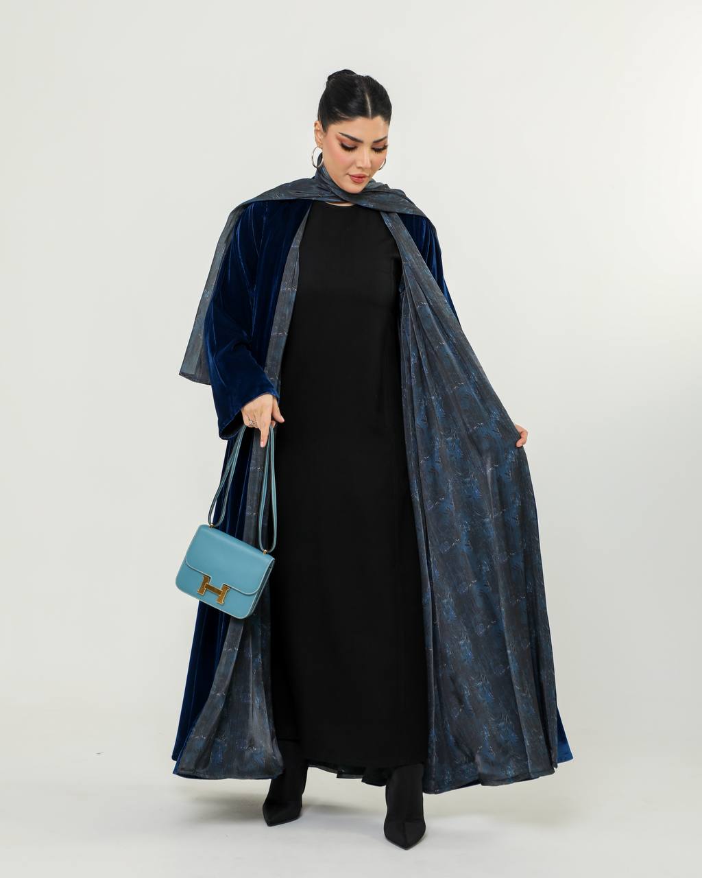 Double-face abaya made of organza fabric with navy velvet material. C:6726