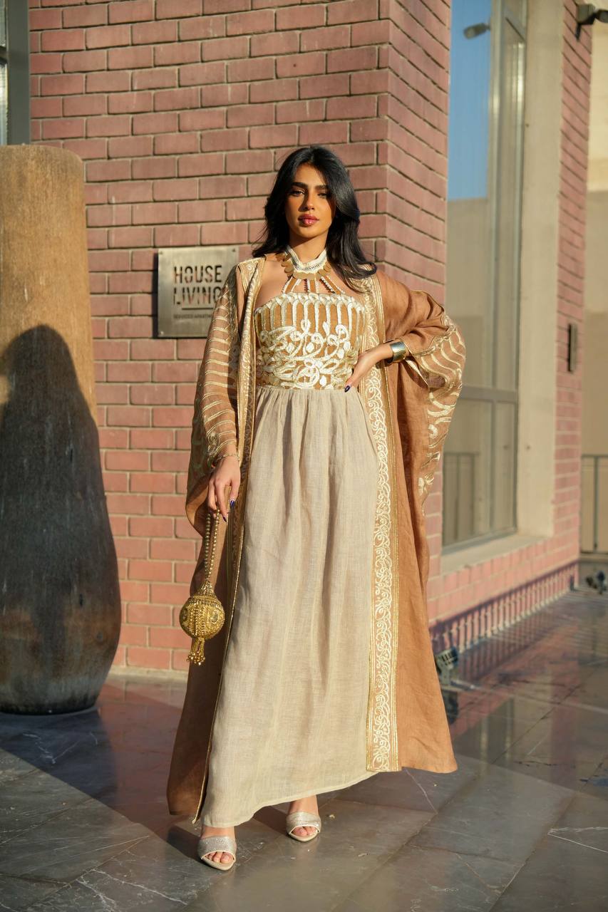 Bisht and dress made of linen burlap, in camel color with embroidery C:6601