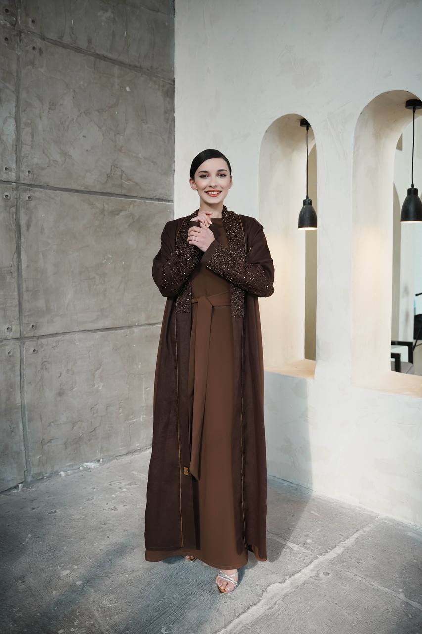 عباءة لينين بنية اللون مع تطريز C: 6600 بني