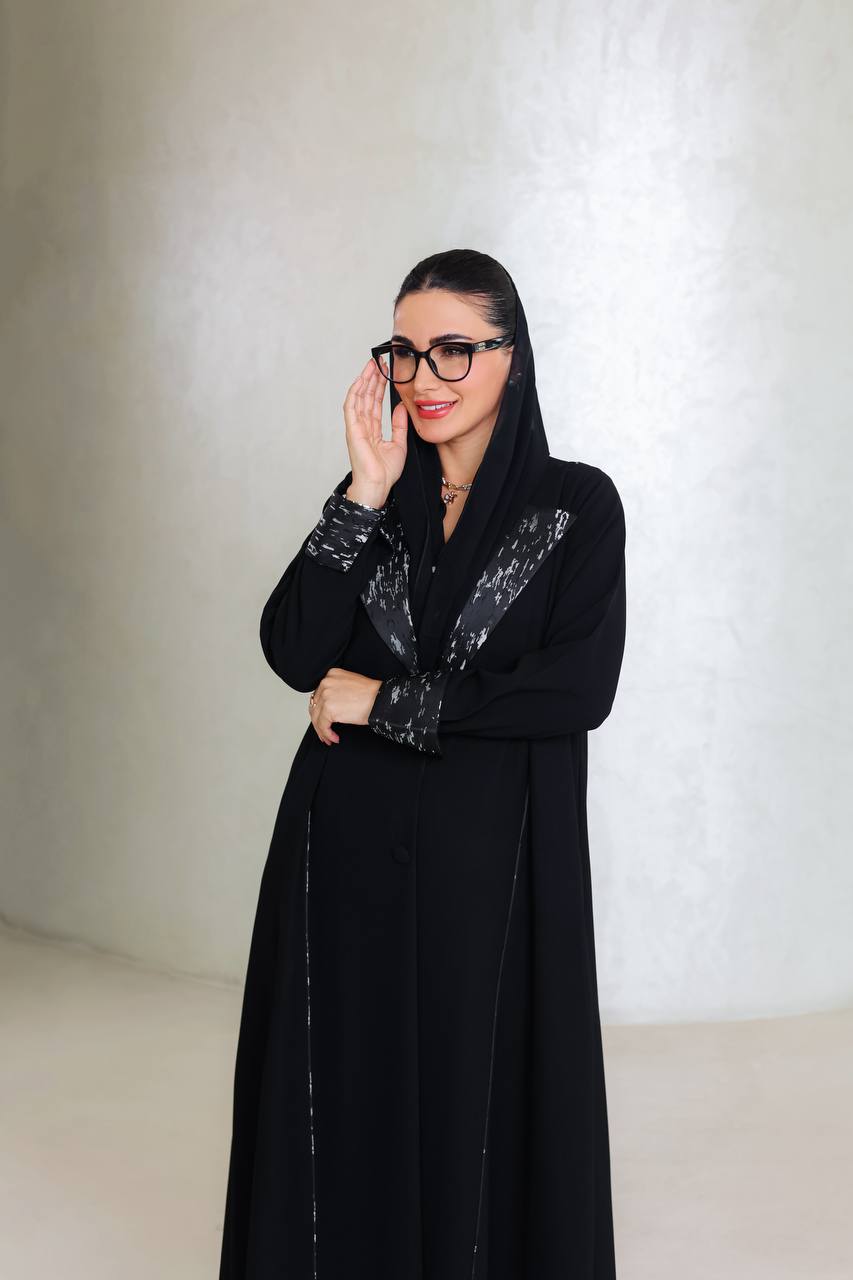 عباية أنيقة من الكريب الأسود بتفاصيل جاكار C:6678