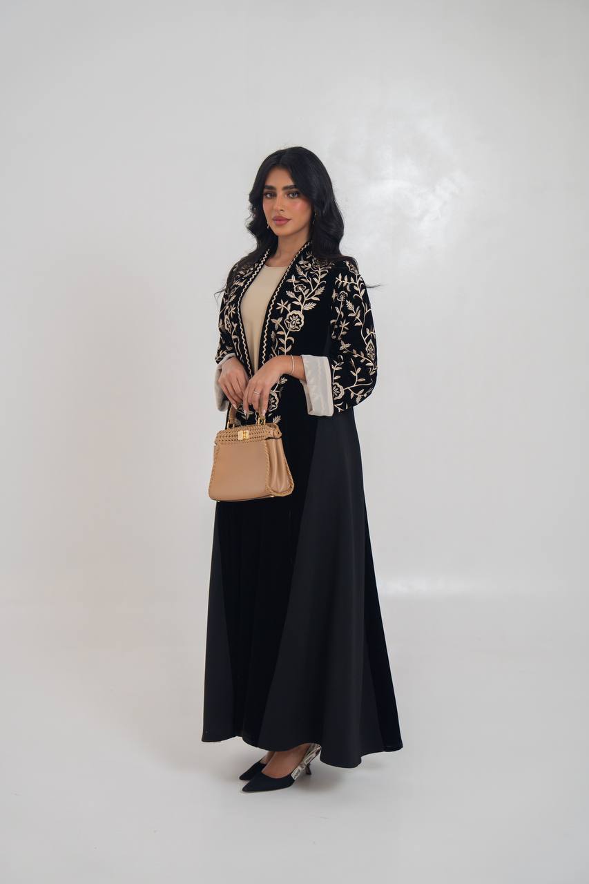 عباية مخملية سوداء مطرزة. C:6710