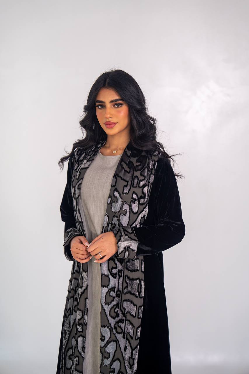عباية مخملية سوداء. C:6713