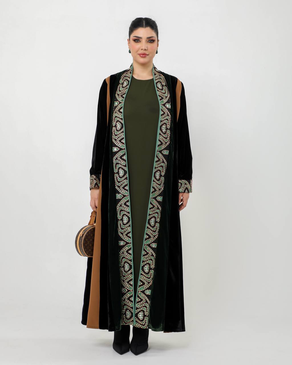 Abaya made of crepe and velvet fabric with embroidery. C:6728