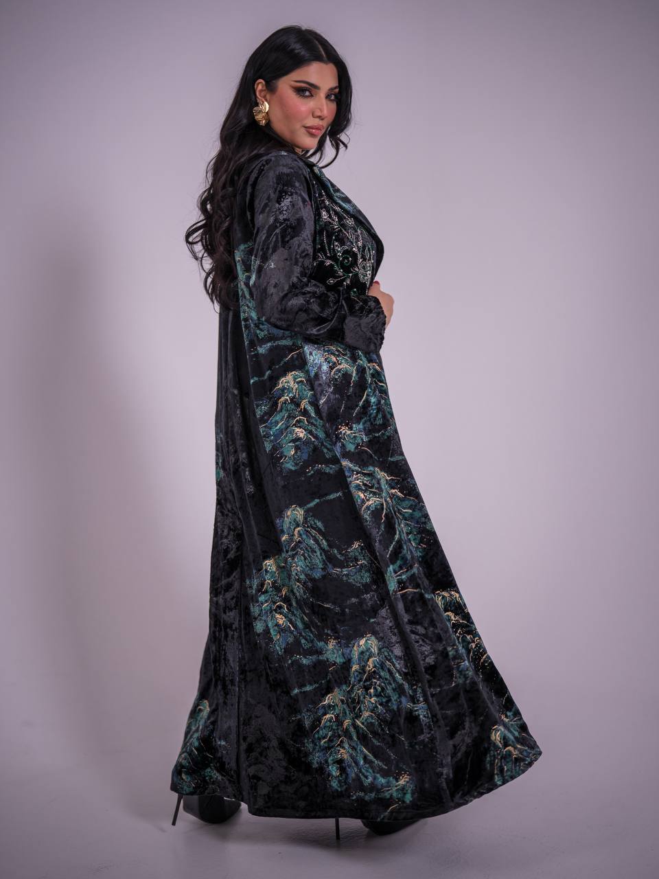 عباية مخملية مزينة بطبعة زهور وتطريز يدوي. C:6734