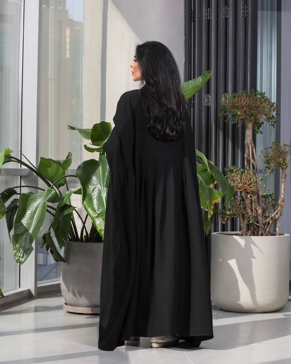 عباية من قماش الكريب بقصة واسعة، مقاس حر، مزينة بتجاعيد من الأسفل (مقاس حر).