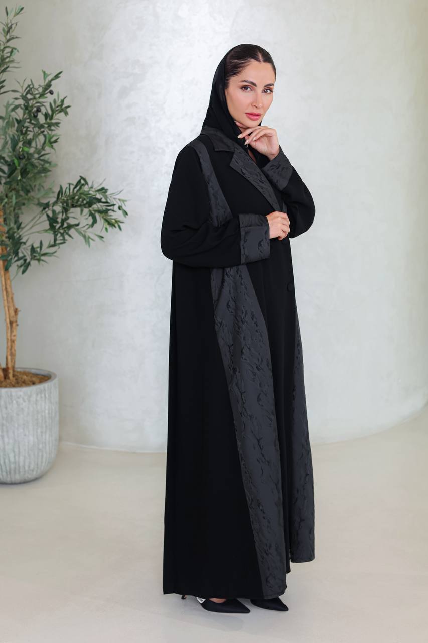 عباية سوداء من الكريب مع نقش الجاكار. C:6670
