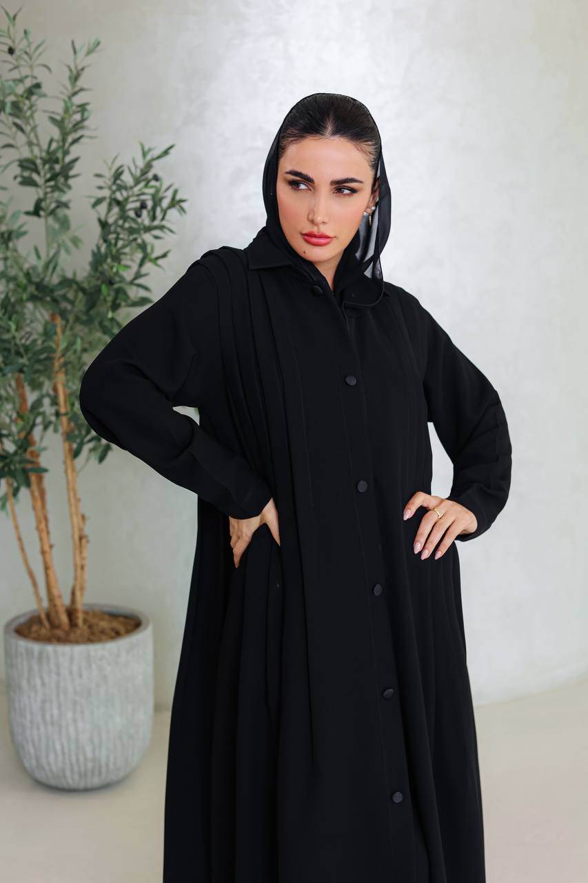 عباية سوداء من الكريب مع ثنيات على الجانبين C:6663