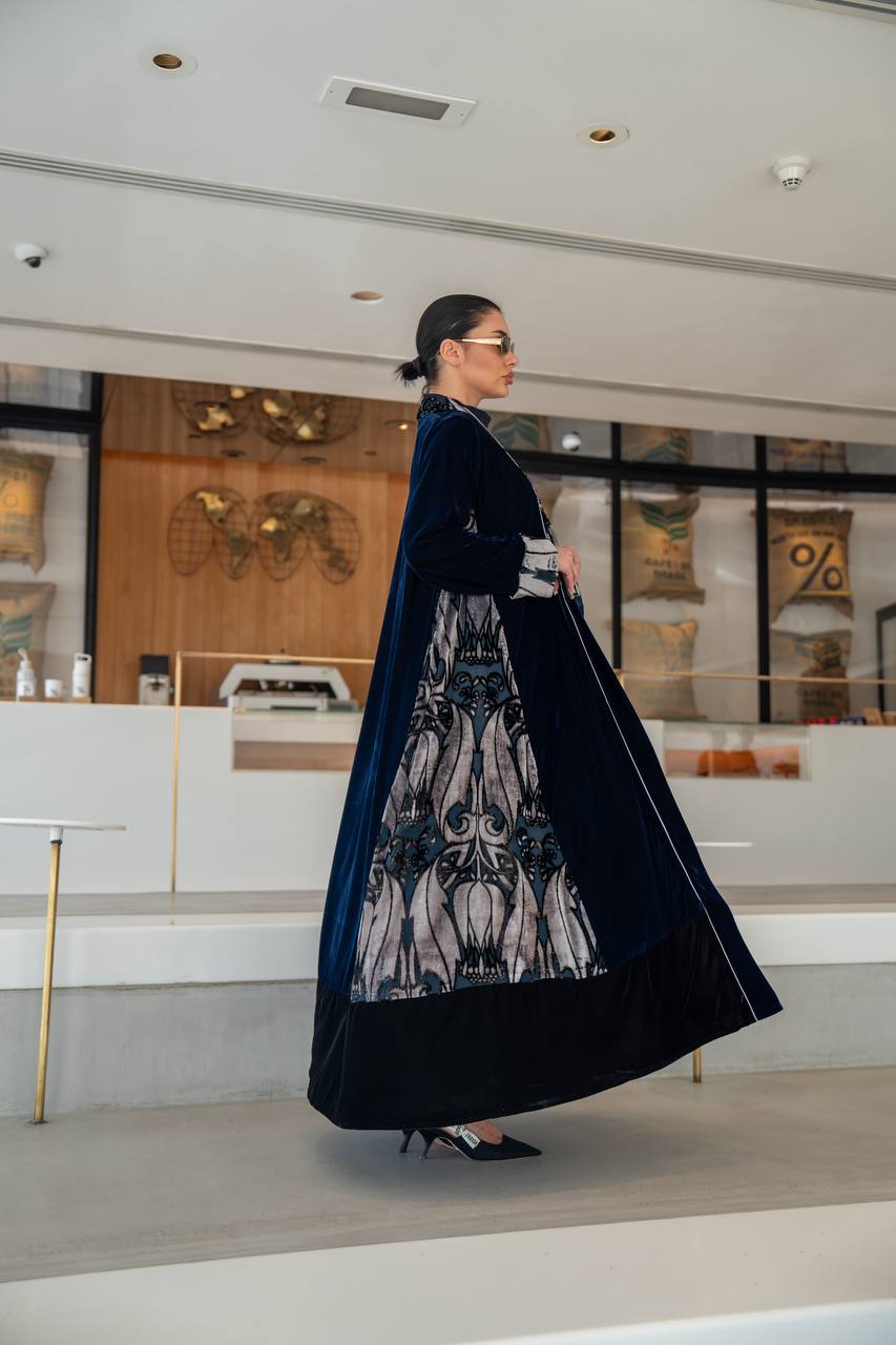 عباية مخملية سادة مزينة بنقوش مخملية، باللون الأزرق الداكن. C:6697 أزرق