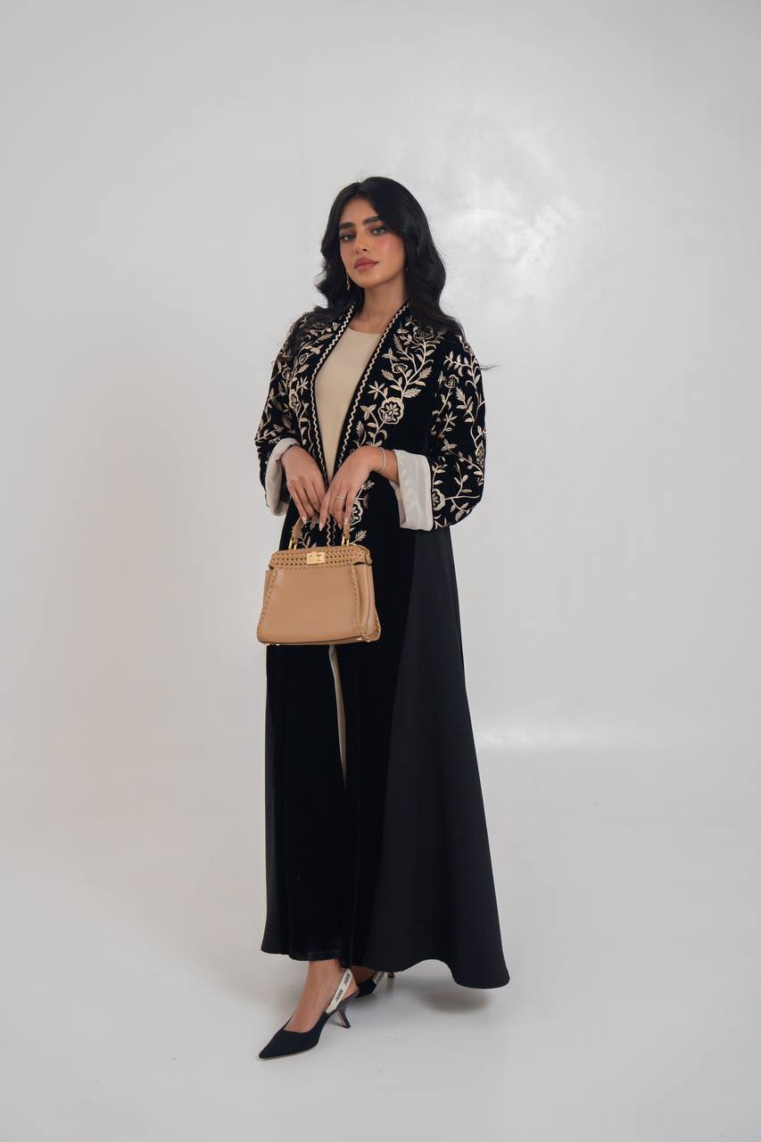 عباية مخملية سوداء مطرزة. C:6710