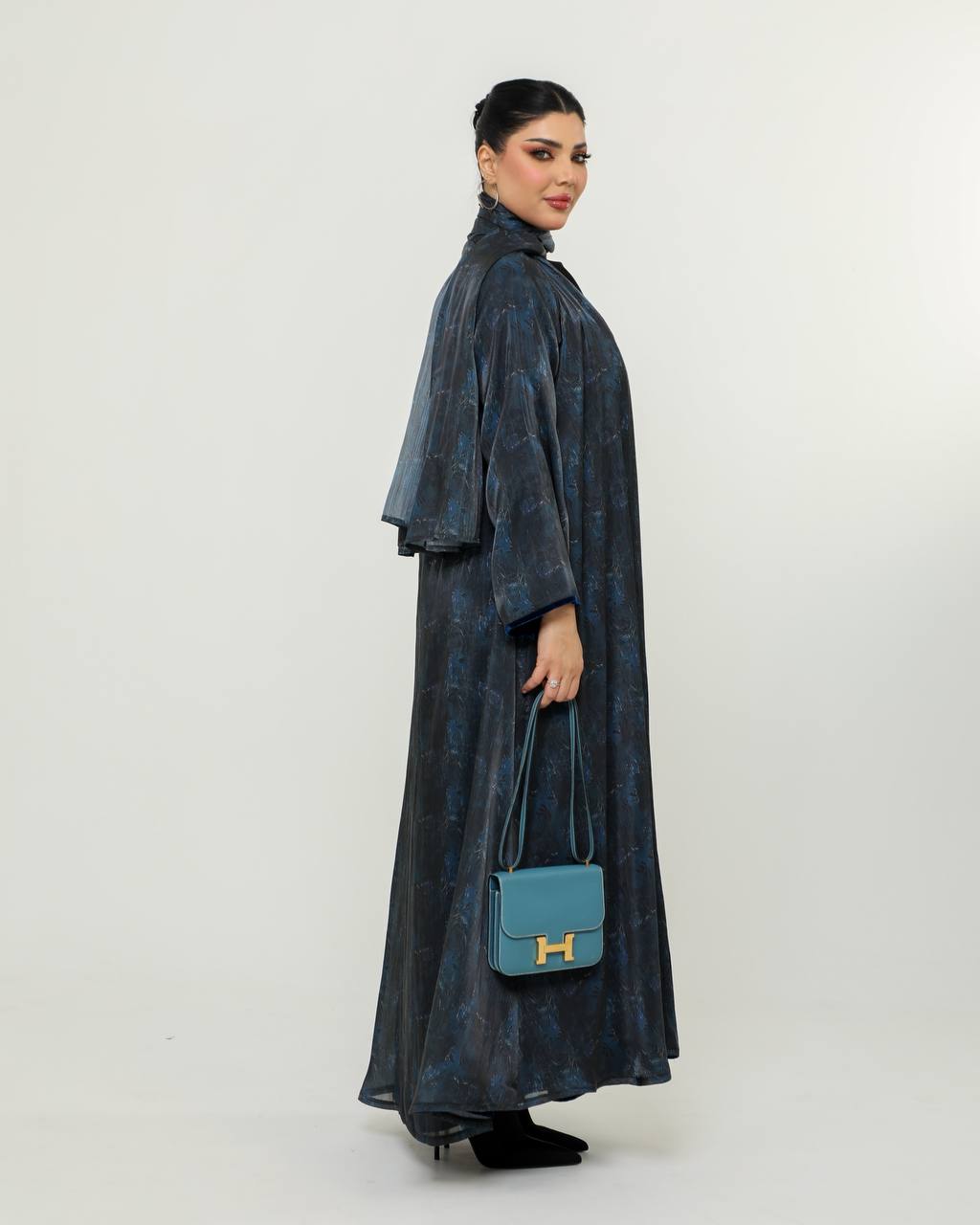 Double-face abaya made of organza fabric with navy velvet material. C:6726
