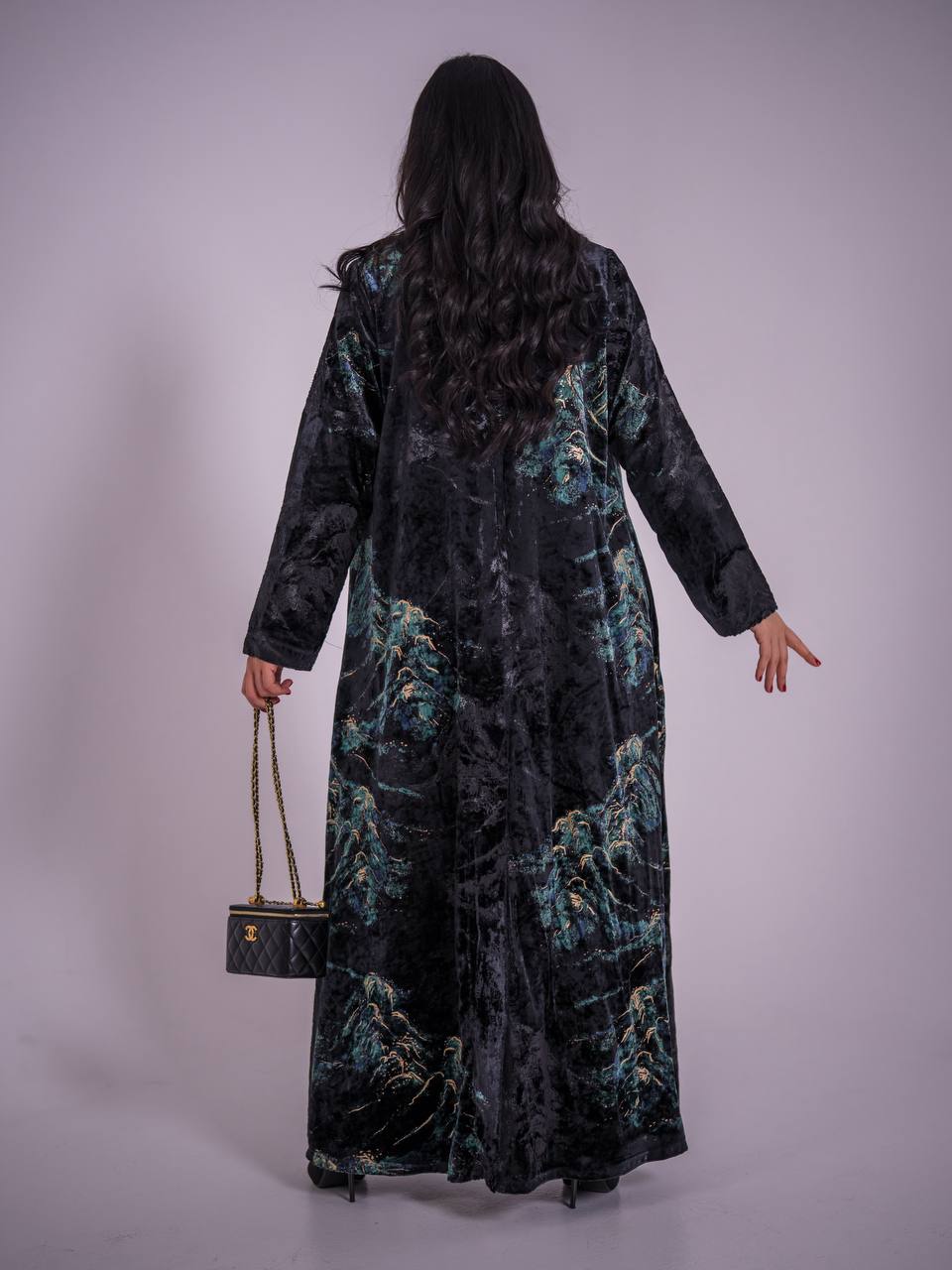 عباية مخملية مزينة بطبعة زهور وتطريز يدوي. C:6734