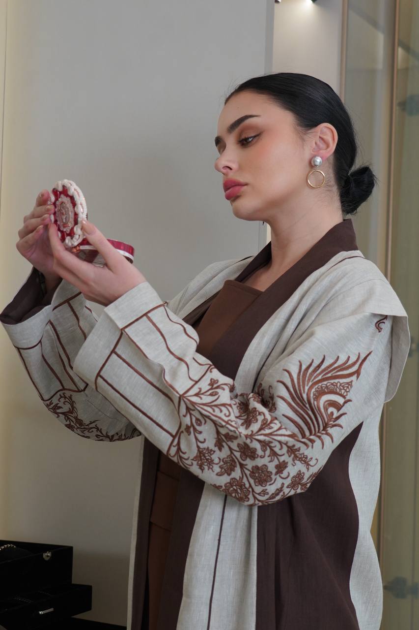 عباية من الكتان باللونين البيج والبني مع تطريز. C:6752