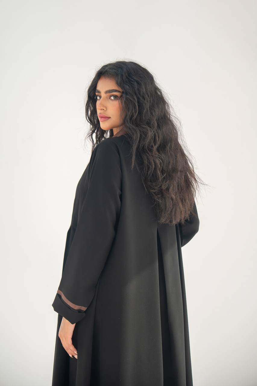 عباية بليزر من الكريب الأسود بتفاصيل بنية C:6636 كريب أسود