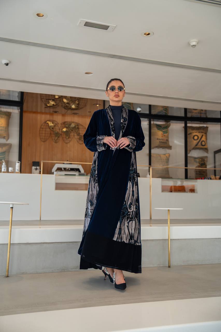 عباية مخملية سادة مزينة بنقوش مخملية، باللون الأزرق الداكن. C:6697 أزرق