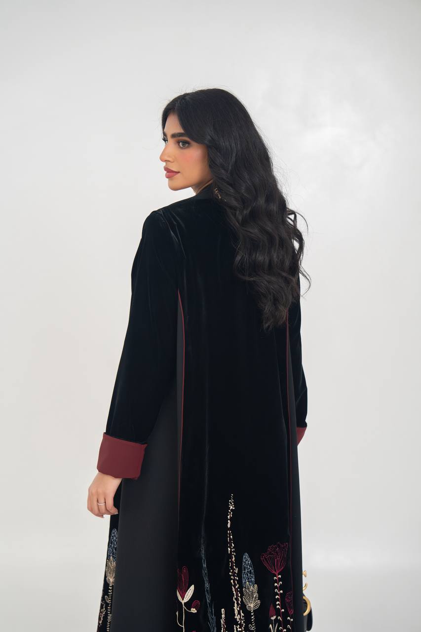 عباية بليزر مخملية سوداء مطرزة. C:6712