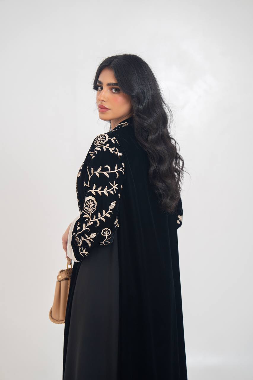 عباية مخملية سوداء مطرزة. C:6710