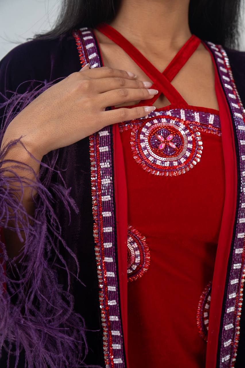 Velvet set with hand embellishment, consisting of a bisht and dress.C:6717