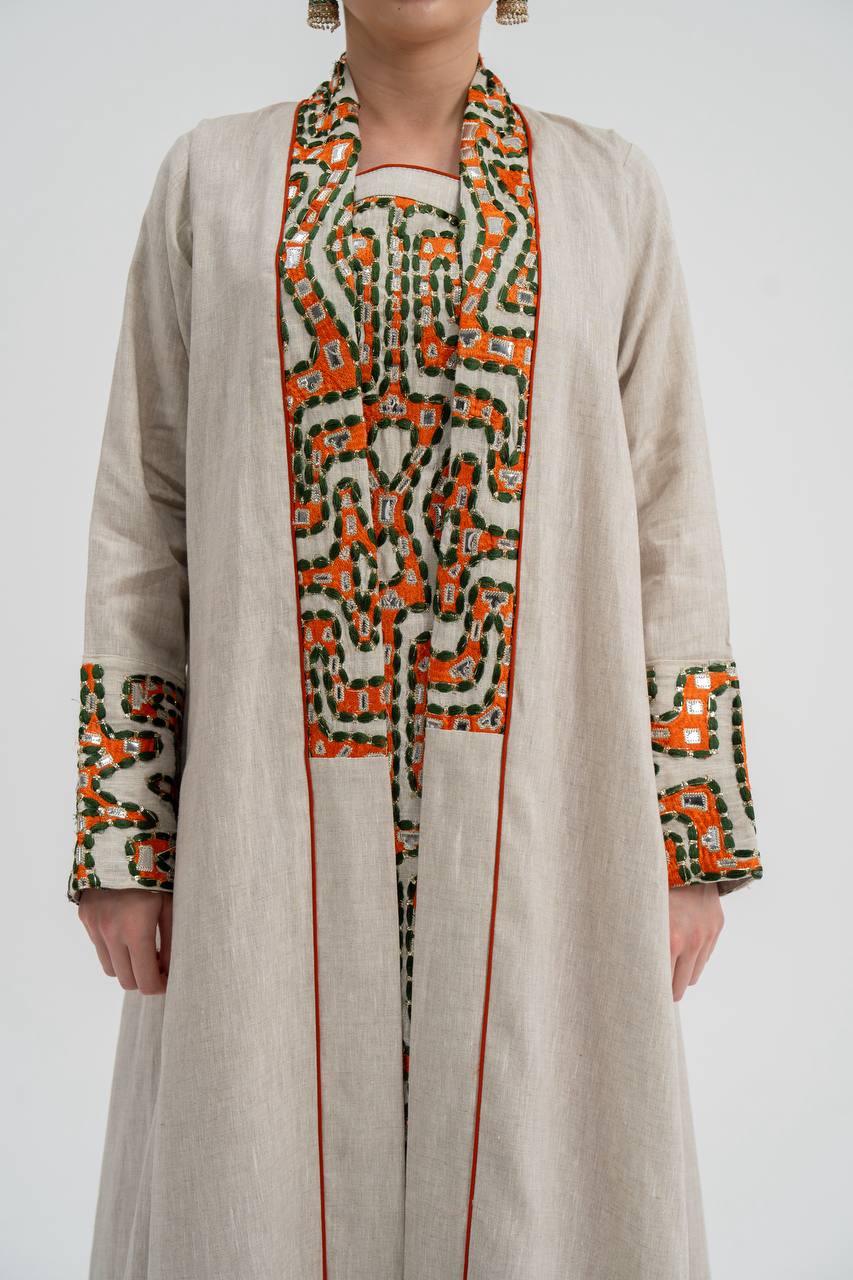 عباية من الكتان بلون بيج فاتح مطرزة. C:6743