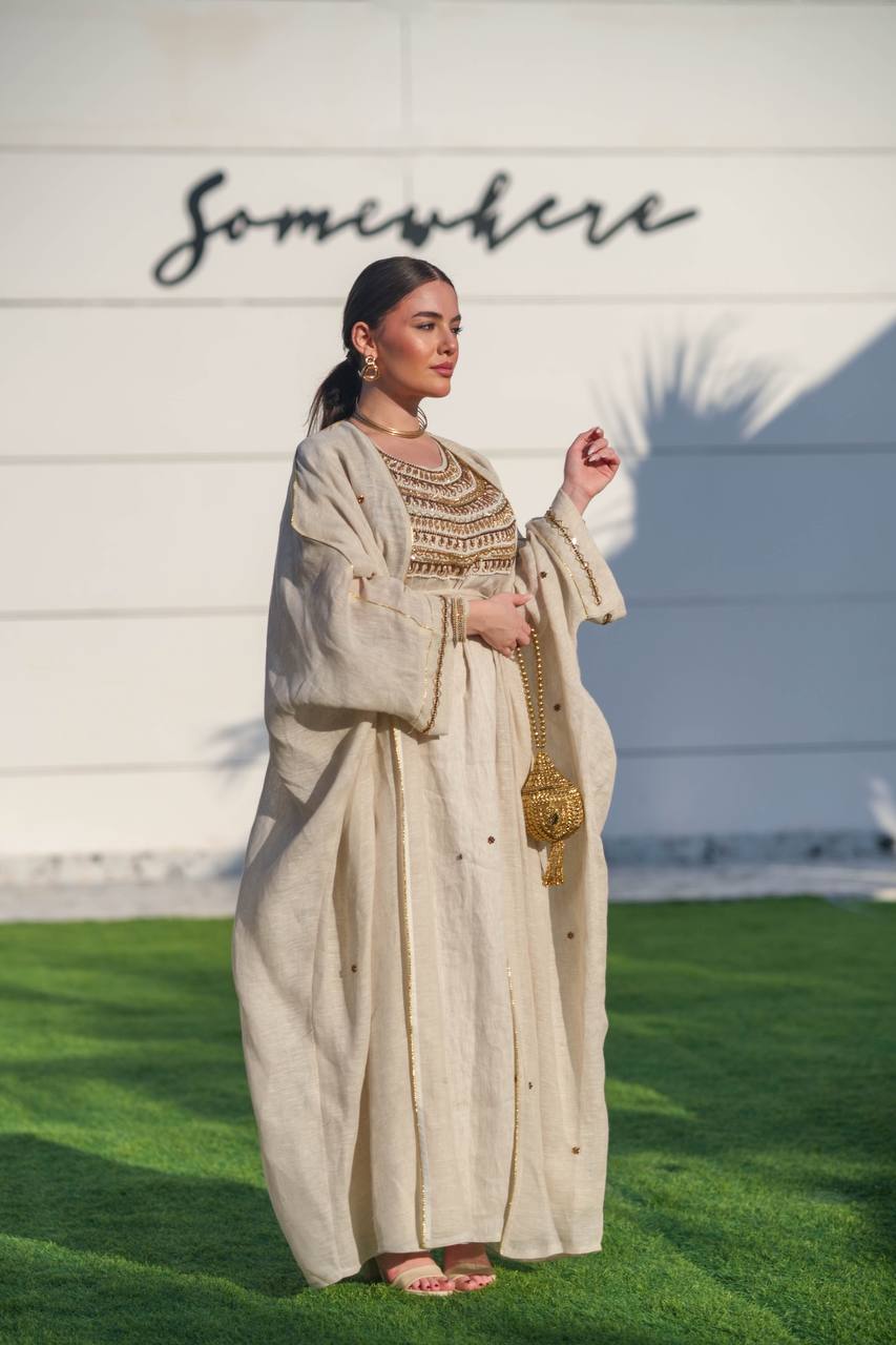 فستان بيشت مصنوع من الخيش والكتان، بلون بيج فاتح مع تطريز يدوي C:6618