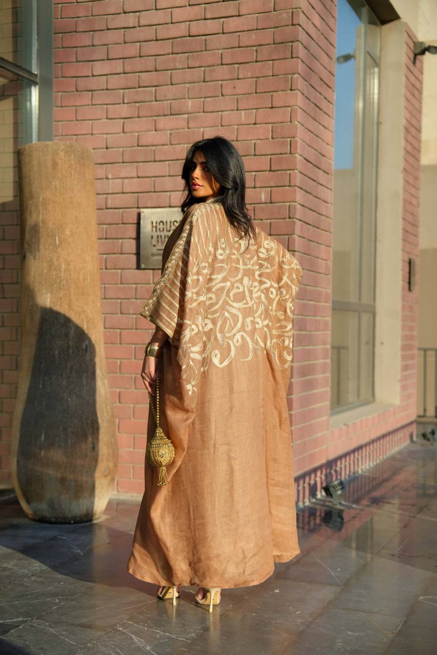 Bisht and dress made of linen burlap, in camel color with embroidery C:6601