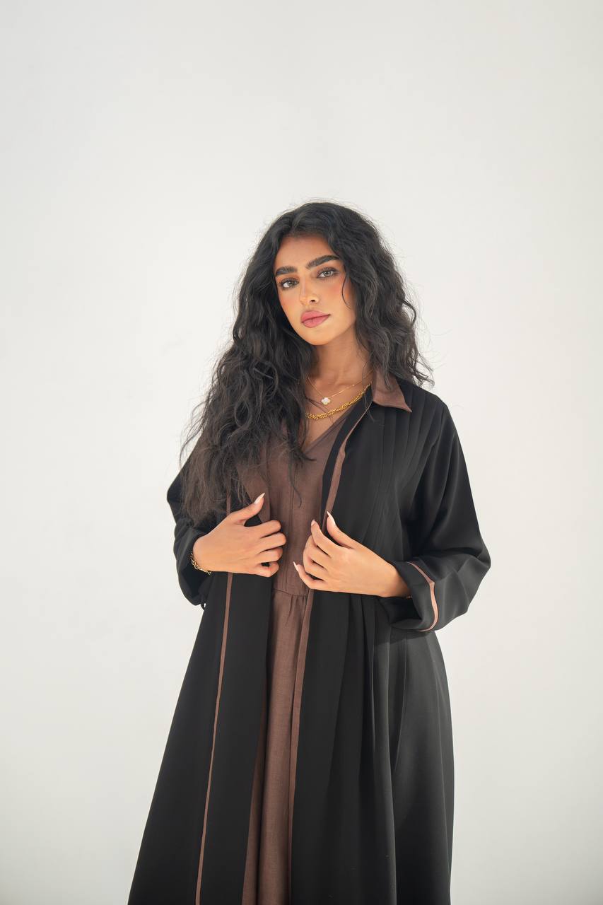 عباية بليزر من الكريب الأسود بتفاصيل بنية C:6636 كريب أسود