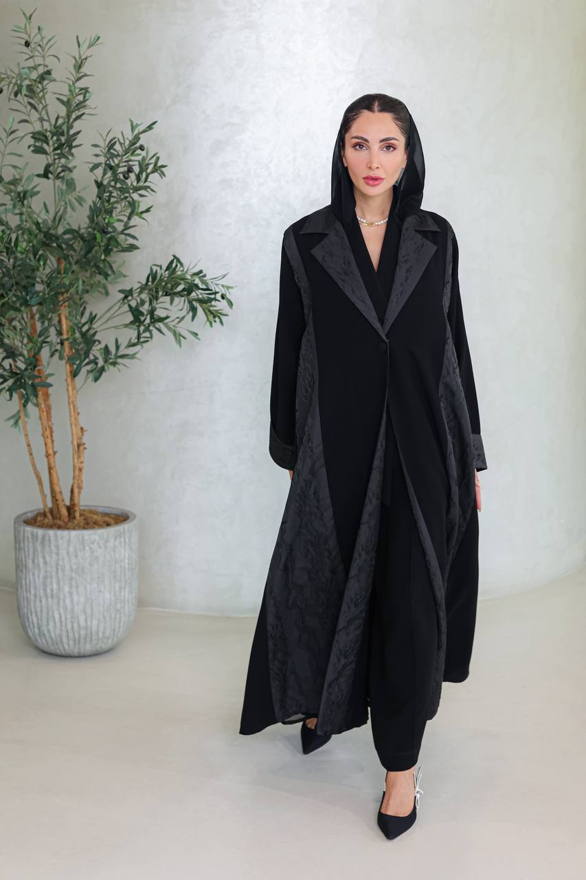 عباية سوداء من الكريب مع نقش الجاكار. C:6670