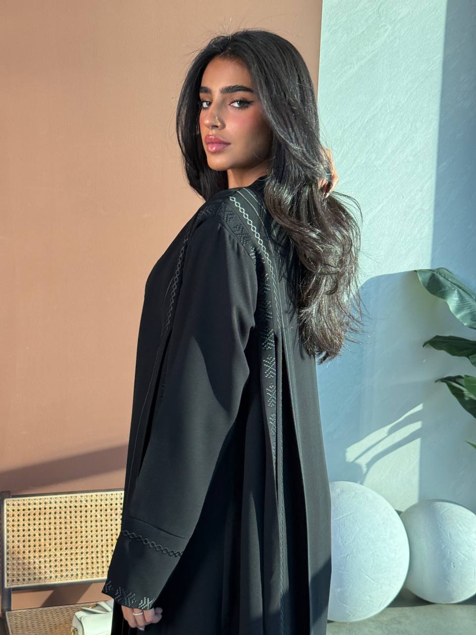 طقم عباية من الكريب، يتكون من بلوزة وبنطال، باللون الأسود. C:6671