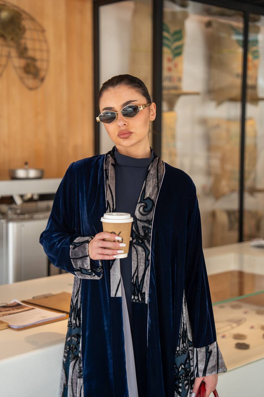 عباية مخملية سادة مزينة بنقوش مخملية، باللون الأزرق الداكن. C:6697 أزرق