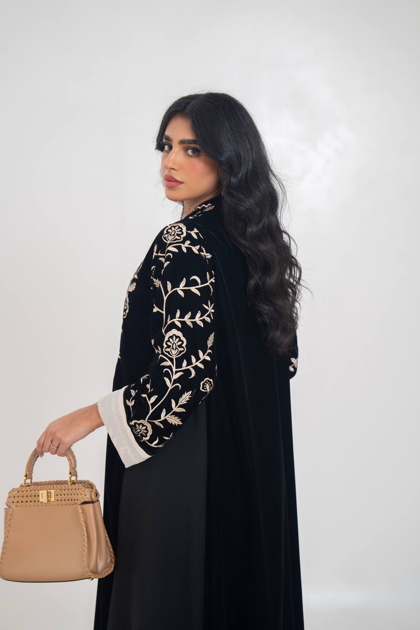 عباية مخملية سوداء مطرزة. C:6710