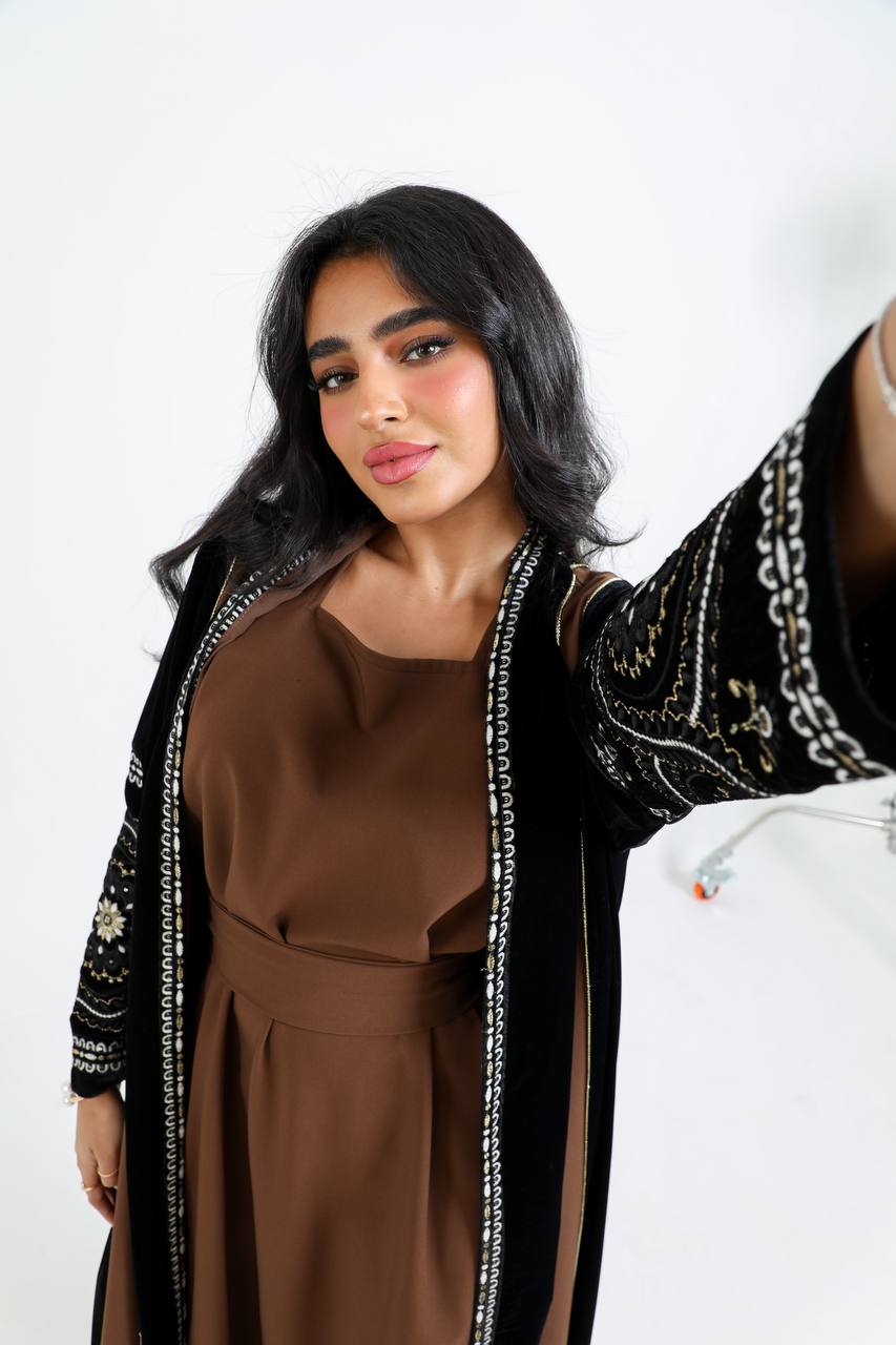 عباية من المخمل والكريب بتطريز أبيض. C:6720