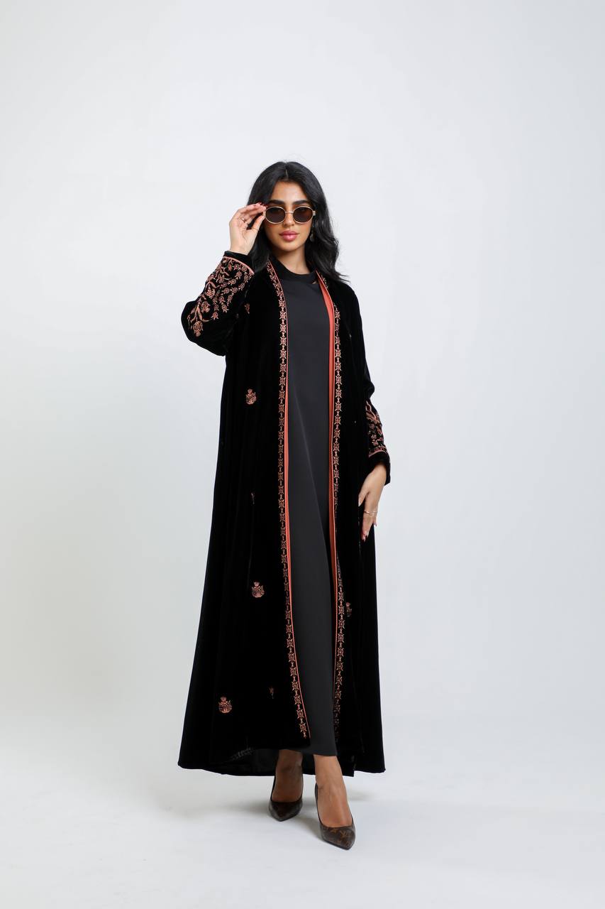عباية مخملية سوداء مطرزة باللون البرتقالي. C:6721
