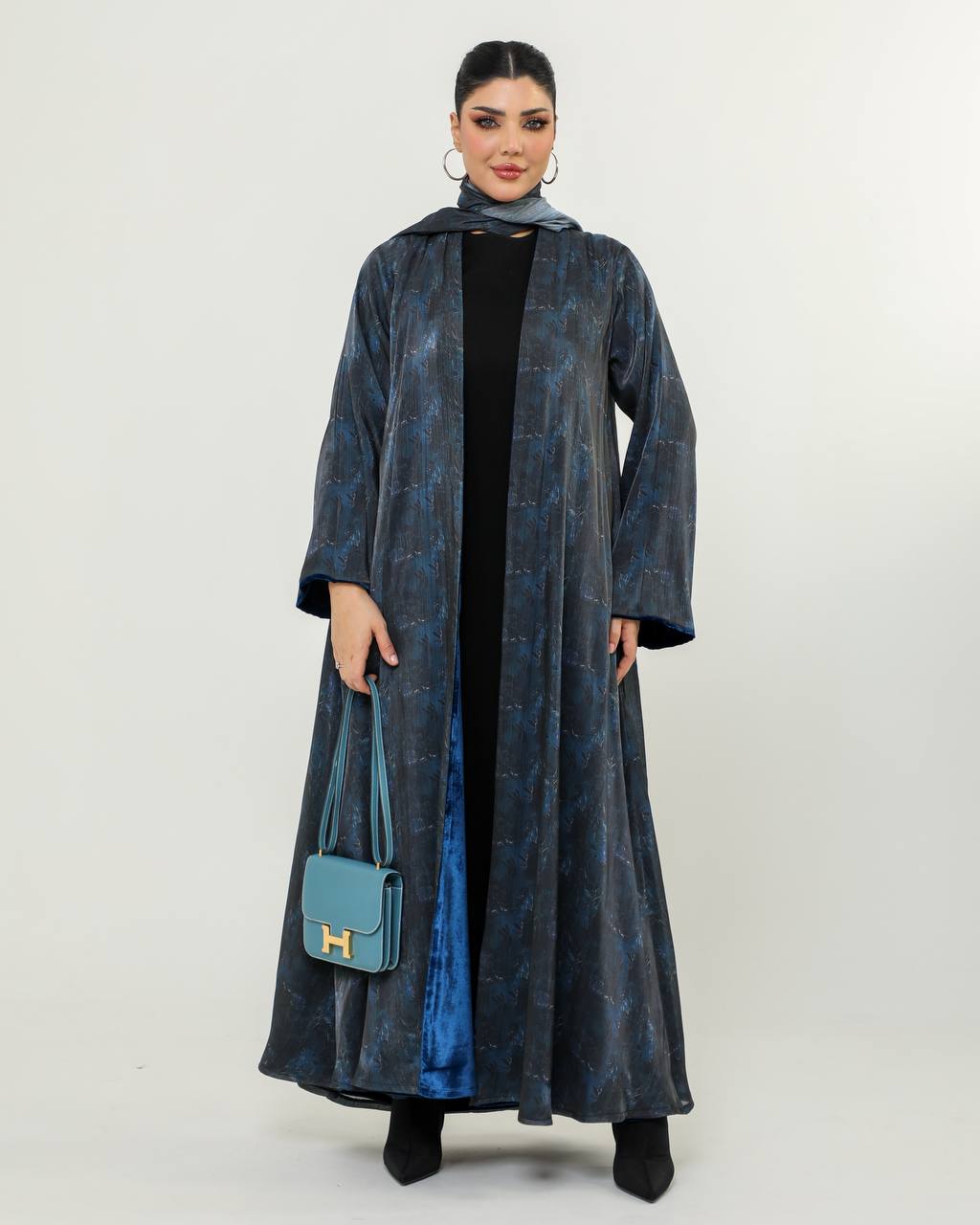 Double-face abaya made of organza fabric with navy velvet material. C:6726