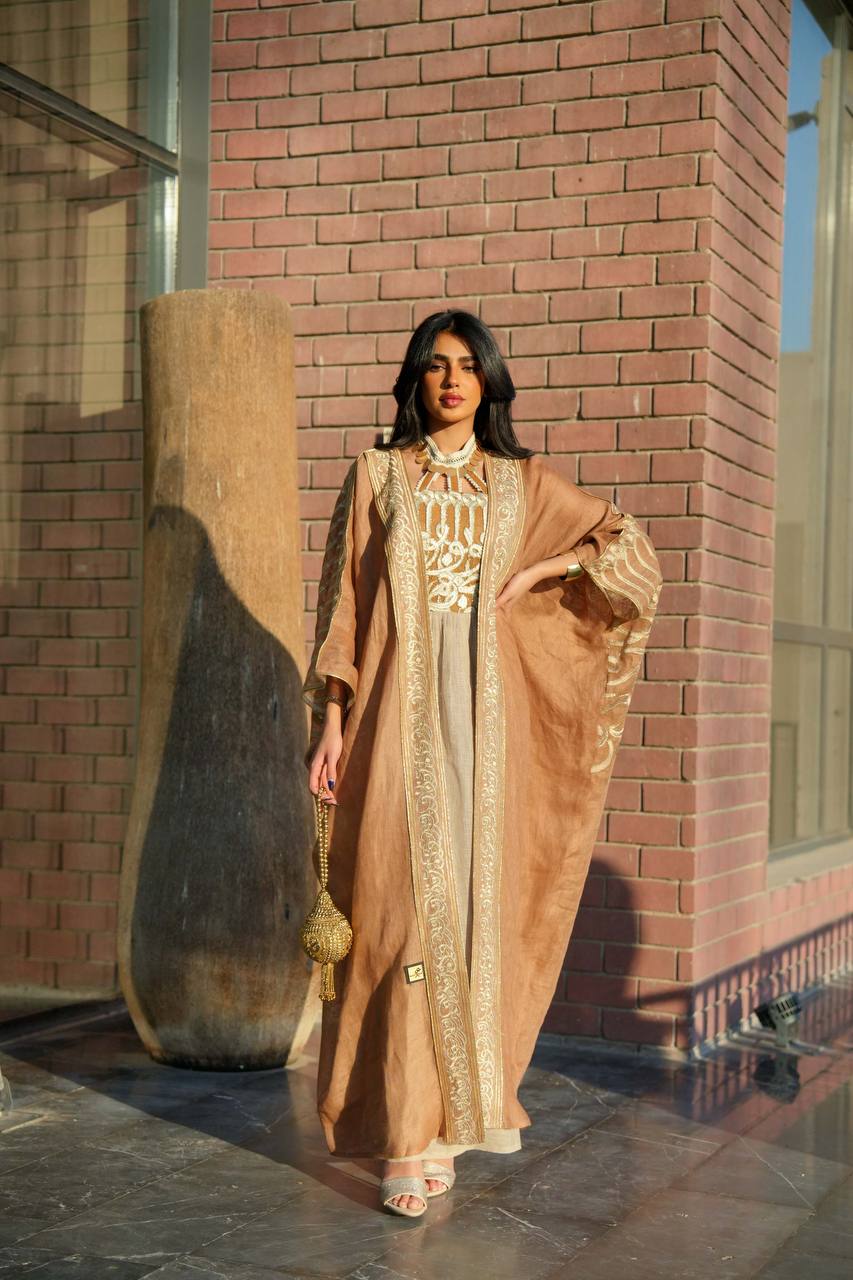 Bisht and dress made of linen burlap, in camel color with embroidery C:6601