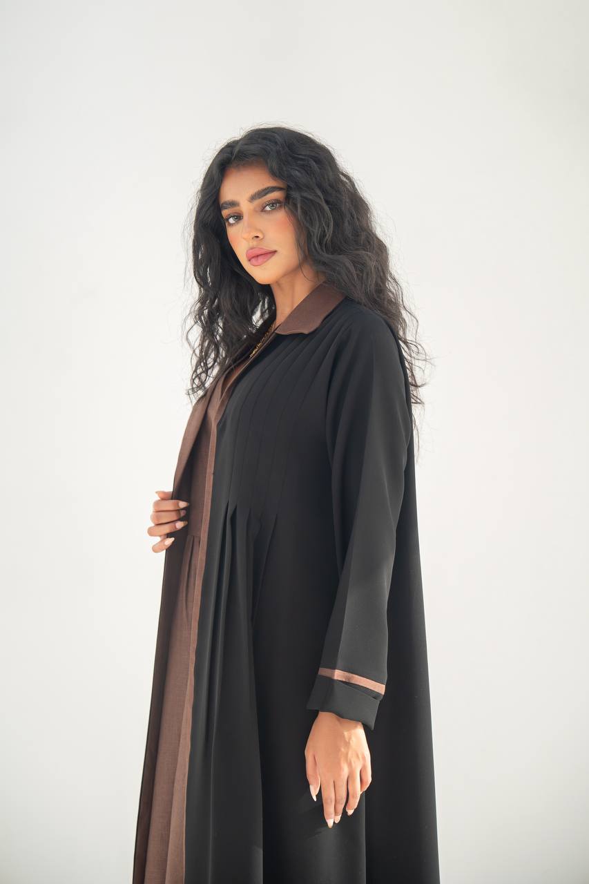 عباية بليزر من الكريب الأسود بتفاصيل بنية C:6636 كريب أسود