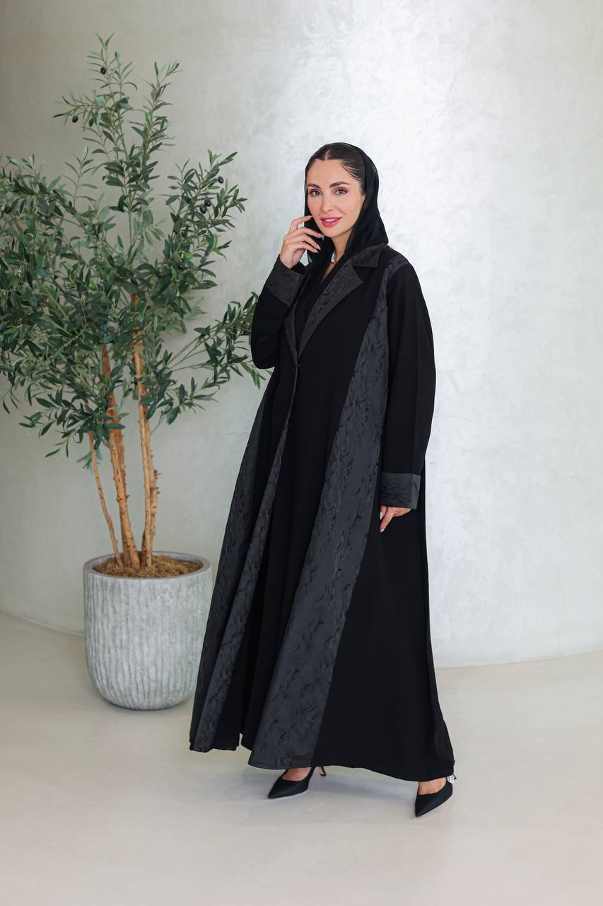 عباية سوداء من الكريب مع نقش الجاكار. C:6670