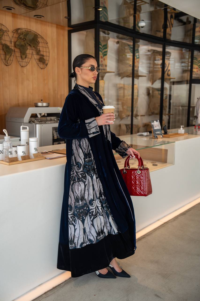 عباية مخملية سادة مزينة بنقوش مخملية، باللون الأزرق الداكن. C:6697 أزرق